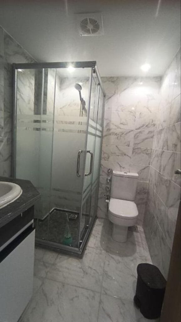 Bathroom with shower enclosure and toilet in a Hurghada holiday rental.